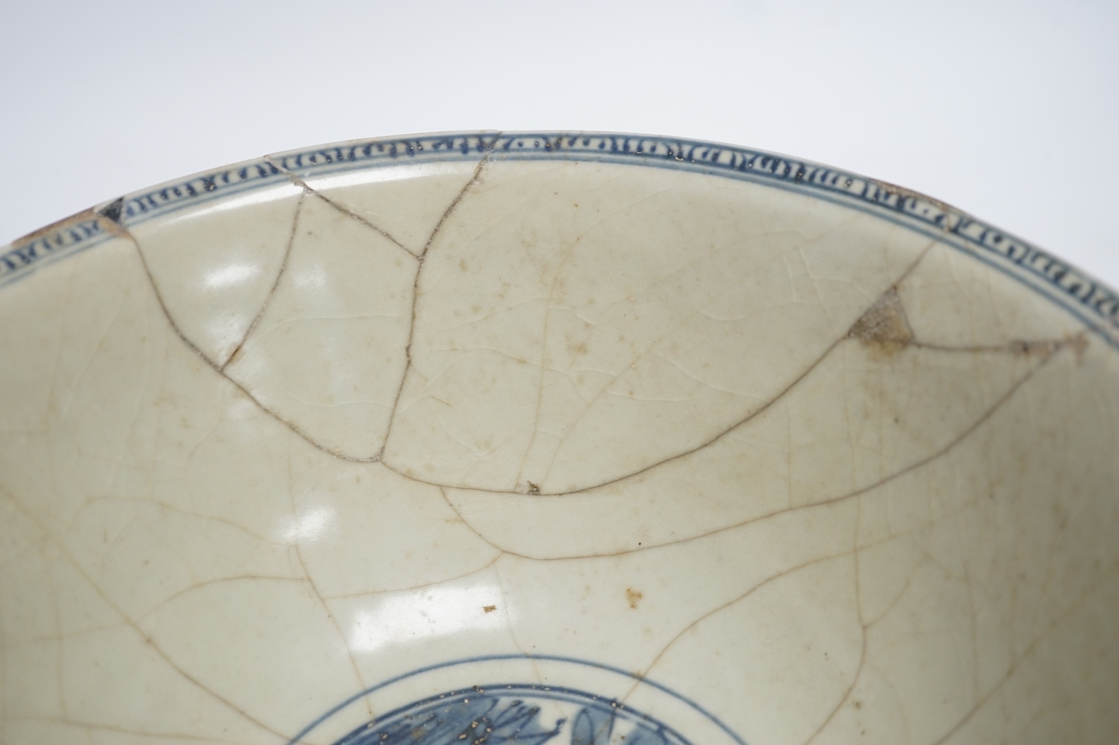 A Chinese Swatow blue and white basin, 16th / 17th century, 28cm diameter